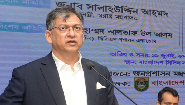 সরকারি কর্মকর্তা-কর্মচারীদের সততার সঙ্গে দায়িত্ব পালন করতে হবে: স্বরাষ্ট্রমন্ত্রী